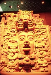 Detalj från en tempelvägg med huvudet av en solgud.